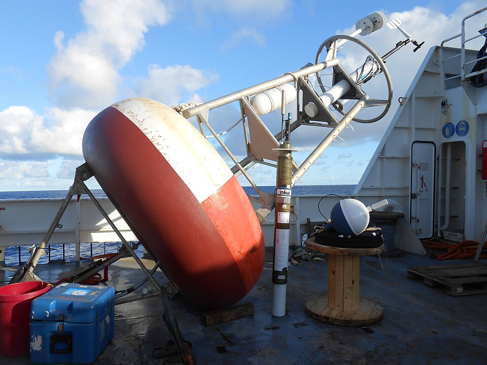 This photograph shows an Atlas buoy, an Argo Deep Arvor profiler and an SVP buoy. These instruments were deployed as part of Coriolis on the PIRATA FR30 mission. The Atlas buoy is an ocean weather station positioned in the open ocean. It measures a large number of atmospheric parameters (temperature