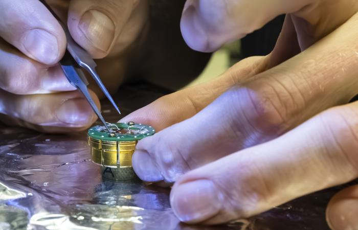 Connecting wires to the interface of the topological insulator and superconductor enables probing of novel electronic properties. Researchers aim for qubits based on theorized Majorana particles. Credit: Carlos Jones/ORNL, U.S. Dept. of Energy  

<a href="http://www.ornl.gov/news/researchers-adva
