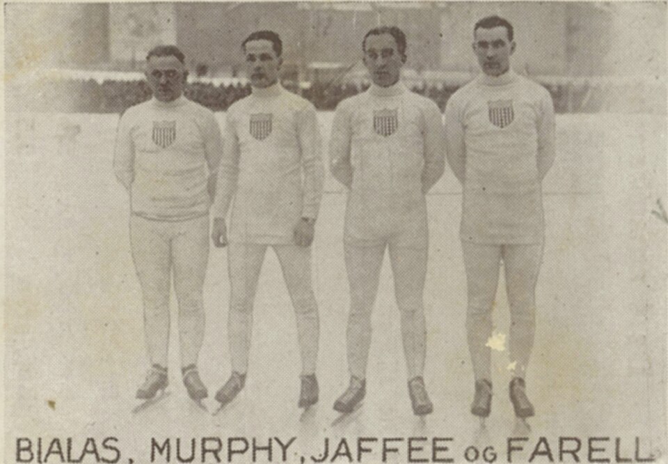 Format:  Samlekort
 Dato / Date:  ca. 1930 (dokumentet)
 Fotograf / Photographer:  Ukjent 
 Wikipedia:  Valentine Bialas (1903 - 1965)
 Wikipedia:  Eddie Murphy (speed skater) (1905 - 1973)
 Wikipedia:  Irving Jaffee (1906 - 1981)
 Wikipedia:  John Farrell (speed skater) (1906 - 1994)
 Eier / Owner