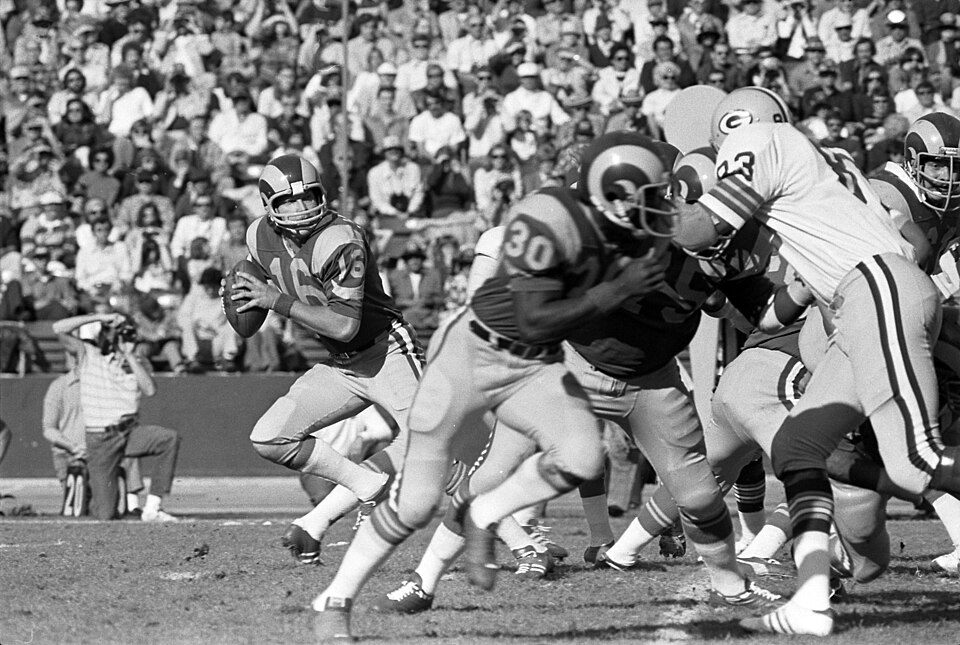 RIGHT AT HOME—Ron Jaworski, taking over from the injured James Harris, fades to pass against Green Bay Packers at the coliseum Sunday. Jaworski completed 12 of 24 passes for 174 yards and had one intercepted as the Rams defeated the Packers, 22-5.