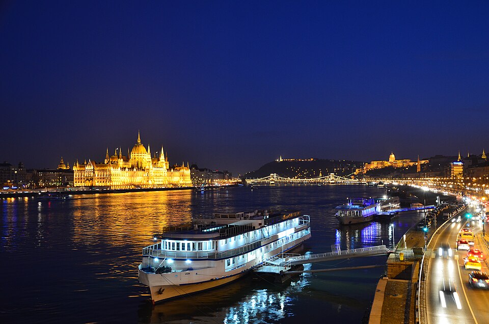 Le Danube et le Parlement Hongrois à Budapest, en Février 2018.