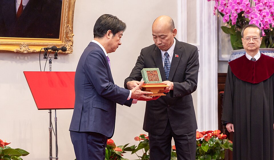 ​中華民國第16任總統副總統宣誓就職典禮在總統府大禮堂舉行，總統當選人賴清德接受立法院院長韓國瑜授與中華民國之璽，司法院院長許宗力擔任監誓人。