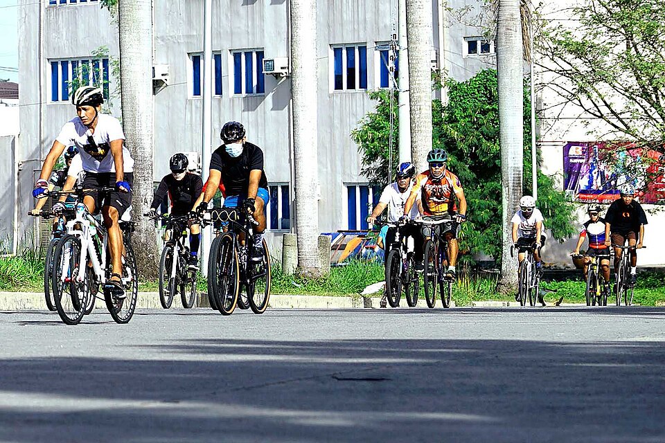 MORNING EXERCISE. Cyclists do their laps at the Neopolitan Business Park in Novaliches, Quezon City on Friday (Dec. 2, 2022). The area has become a popular destination and hangout for sports enthusiasts, such as joggers, walkers, and bikers, especially during weekends. (PNA photo by Ben Briones)