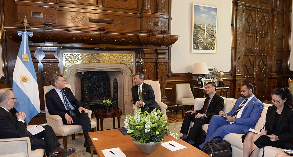 El presidente Mauricio Macri recibió en Casa Rosada al ministro de Relaciones Exteriores de la República de Singapur, Vivian Balakrishnan, quien asistió a la audiencia junto al director general de Economía Internacional, Wong Chow Ming, y al subdirector de las Américas Jeevan Singh.
El Jefe del Esta