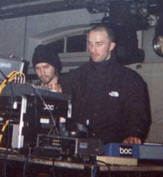 English: Michael Sandison and Marcus Eoin, the duo who make up the en:electronic music entity en:Boards of Canada, performing live at en:The Incredible Warp Lighthouse Party, 14 October 2000.