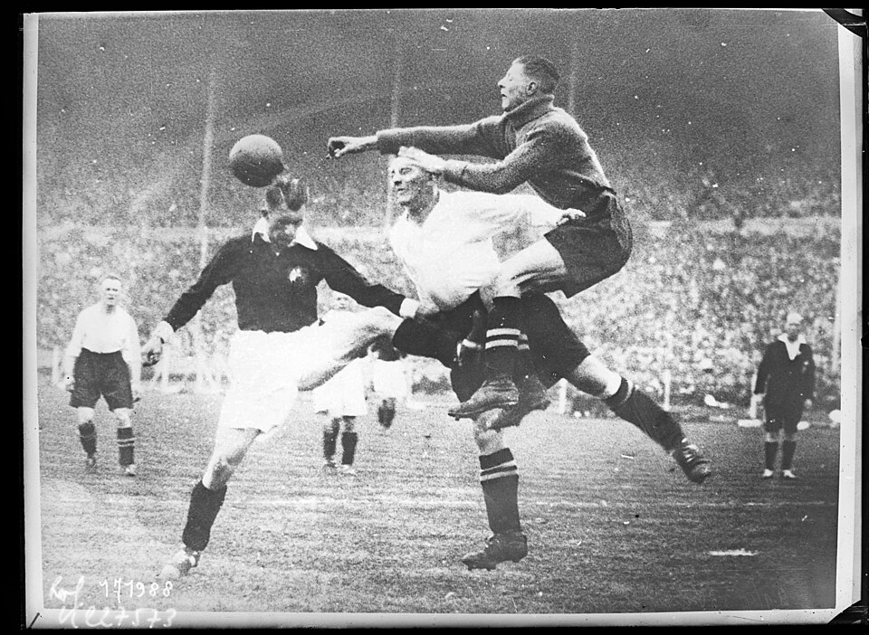 Sujet : Football -- Compétitions -- Londres (GB)
Joueurs de football -- Grande-Bretagne
Londres (GB)
Référence bibliographique : Rol, 171988
Appartient à l’ensemble documentaire : Pho20Rol
Image de presse
Couverture : 29 avril 1933

Langue : français