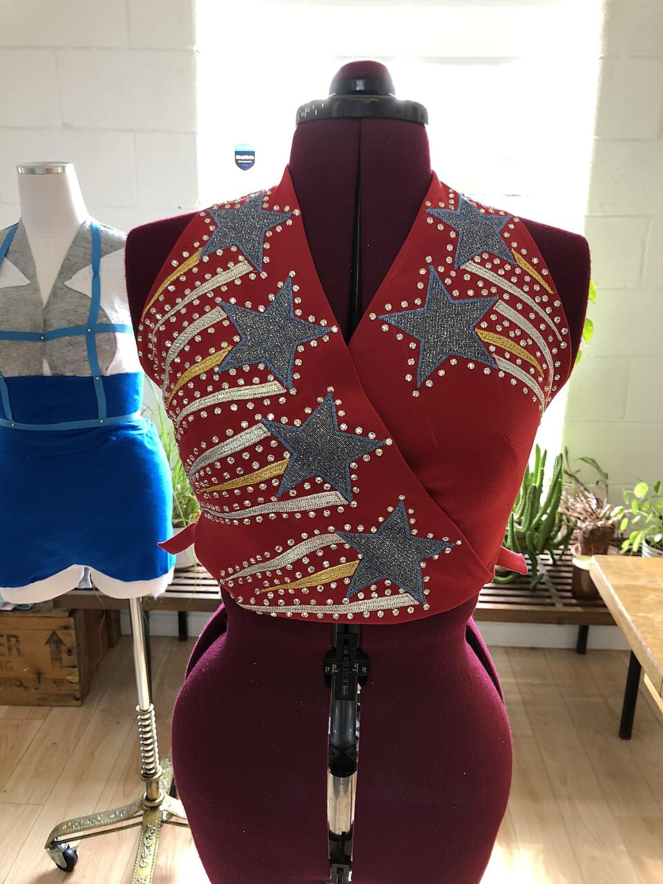 Lainey Wilson’s Macy’s July 4th top by Jerry Lee Atwood in collaboration with Raina Gir, Anika Atwood and Barrie Kaufman