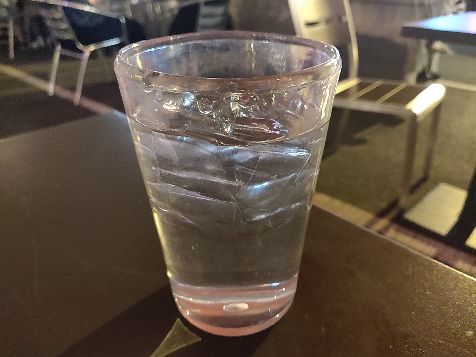dining outside, ice water