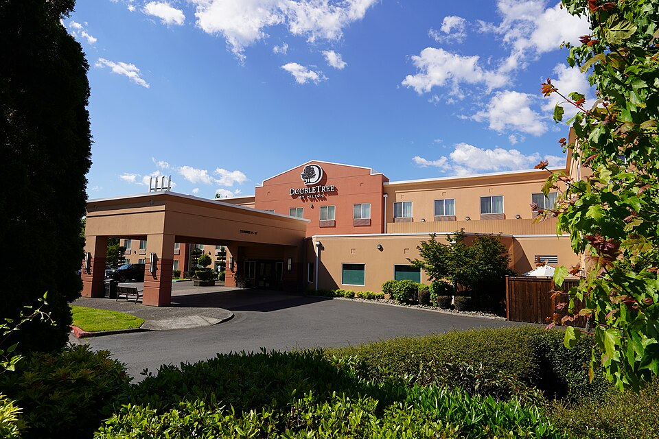 Image is of a DoubleTree by Hilton hotel in Vancouver, Washington. Photograph taken on 2022-05-31T23:06:17Z.