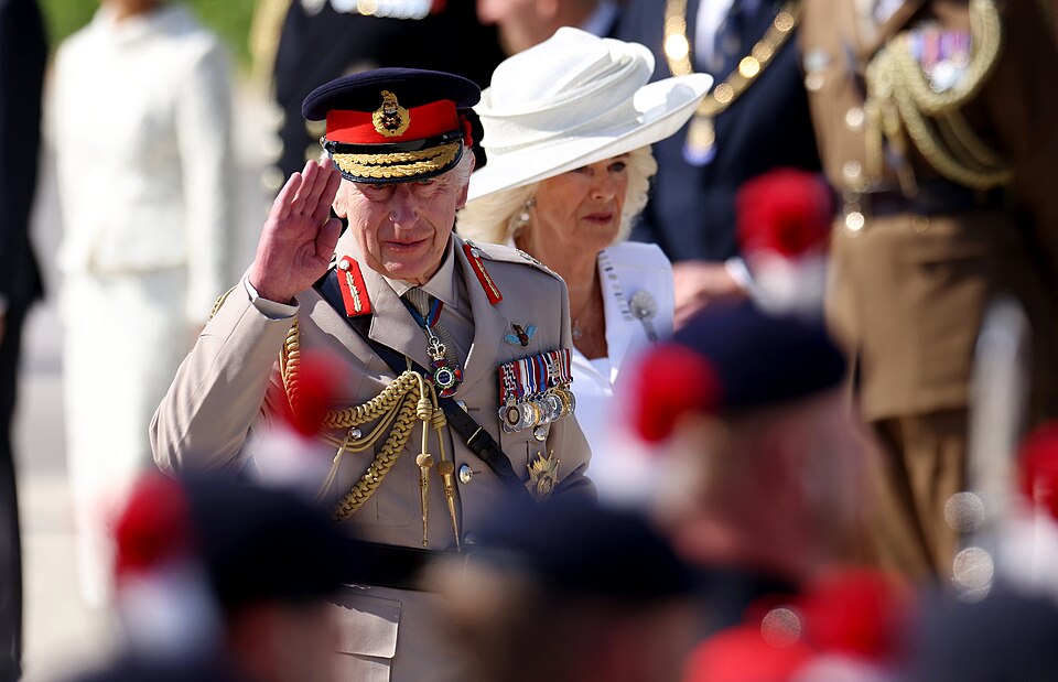 06/06/2024. Ver-sur-Mer, France. Prime Minister Rishi Sunak and his wife Akshata Murty visit the British Normandy Memorial near Gold Beach, alongside Military veterans, the President of France Emmanuel Macron, and King Charles III to mark the D-Day 80th anniversary in France. Picture by Simon Dawson