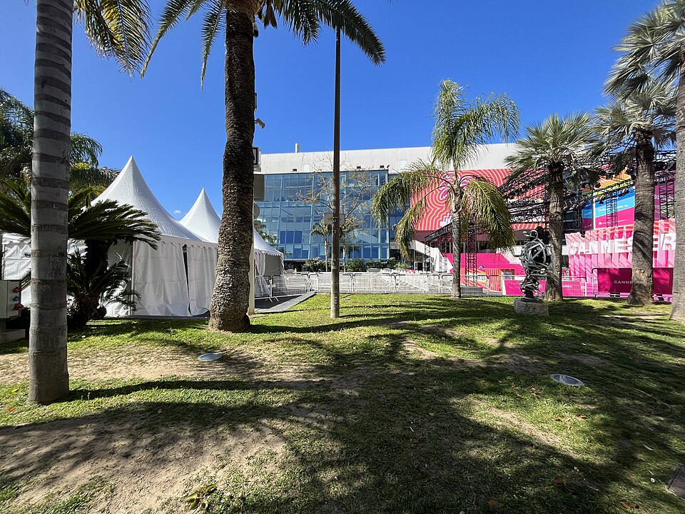 Palais du festival (Cannes) en période de CANNESERIES (avril 2023).