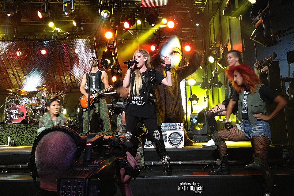 Avril Lavigne performing a mini-concert on the Outdoor Stage behind the Jimmy Kimmel Live! studio. This performance was filmed and will be aired on ABC's Jimmy Kimmel Live! at a future date (most likely on Thursday September 26th). I thought these photos were pretty good and worth posting, despite t