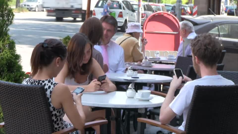 Dieser Kurzfilm zeigt die Nachteile von Social-Media-nutzenden Jugendlichen mit Smartphones auf und widmet sich damit dem Themenbereich der sozialen Medien.