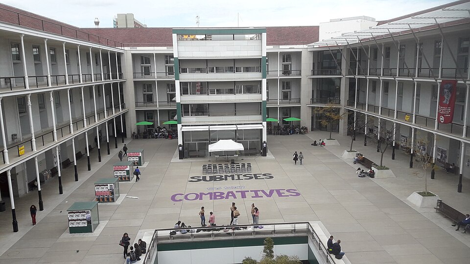 Pintada al pati de l'edifici Jaume I pel 8M