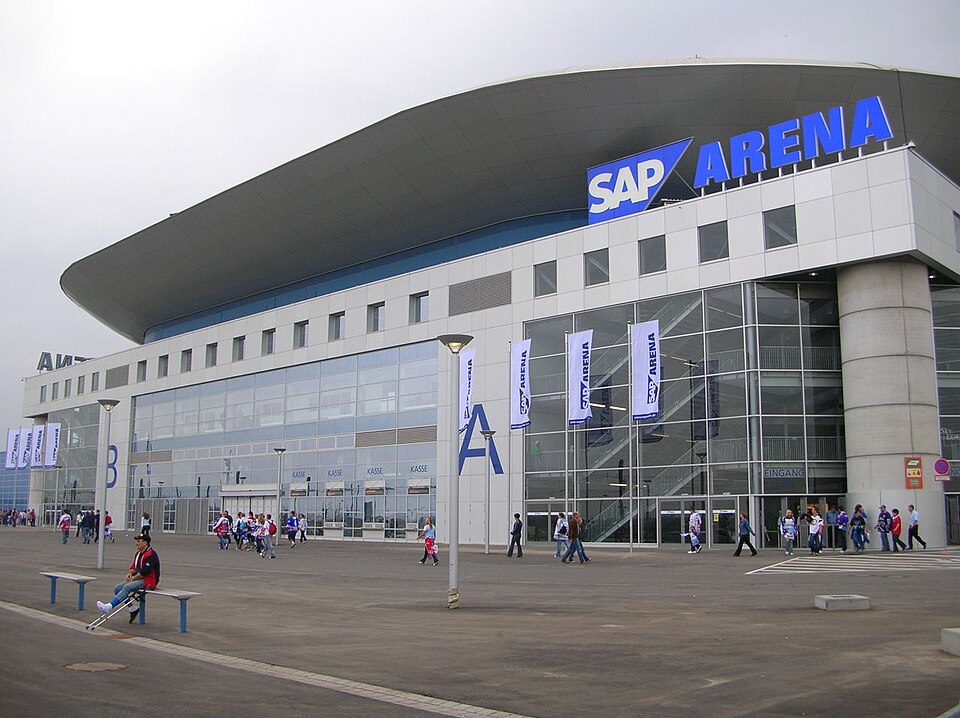 SAP Arena Ansicht von der Straßenbahnhaltestelle.