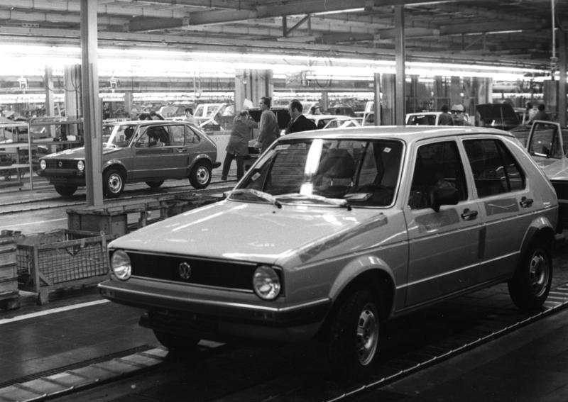 For documentary purposes the German Federal Archive often retained the original image captions, which may be erroneous, biased, obsolete or politically extreme. Volkswagenwerk Wolfsburg
Fertigung des Golf