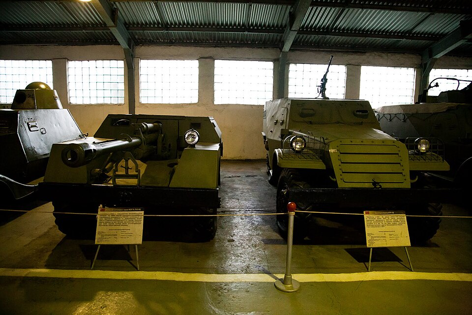 КСП-76 (ГАЗ-68) и БТР-152 в Бронетанковом музее г. Кубинка.