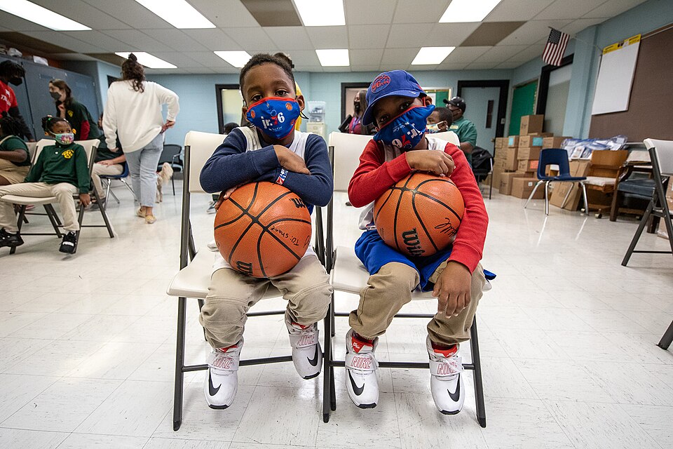 Council President Darrell Clarke (5th District) joined Philadelphia 76er star Tyrese Maxey for a holiday toy distribution at the Richard Wright Elementary School in North Philadelphia. 
Maxey provided toys for the students through his nonprofit, the Tyrese Maxey Foundation.

Photos: Jared Piper/PHLC