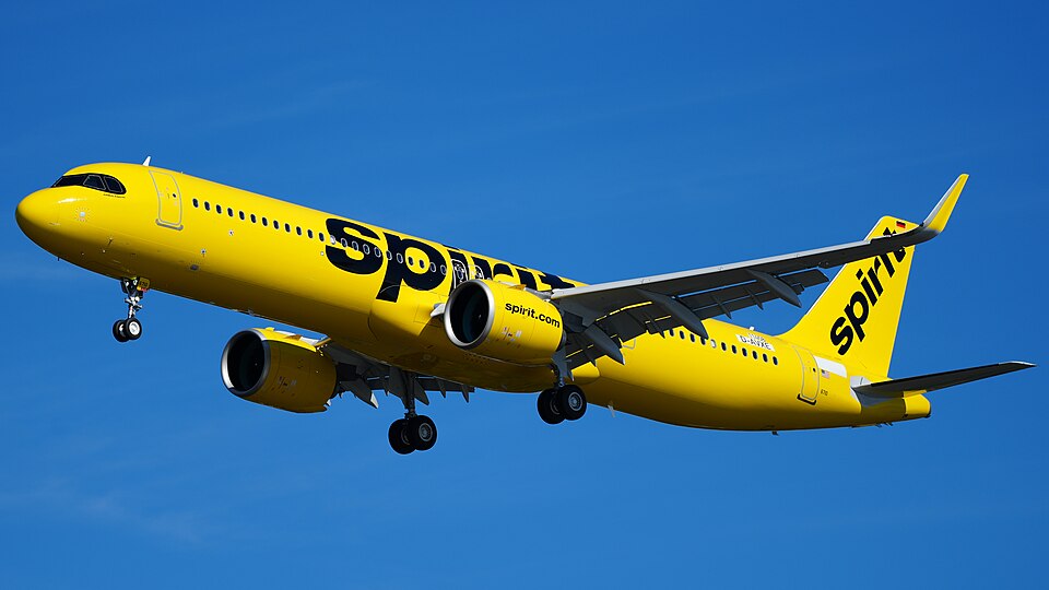 Der für die Fluggesellschaft Spirit Airlines bestimmte Airbus A321-271NX mit dem Kennzeichen N710NK, dem Testkennzeichen D-AVXE und der Seriennummer 11458 befindet sich nach einem Testflug im Landeanflug auf die Bahn 23 des Flugplatzes Hamburg-Finkenwerder. Der Auslieferungsflug fand am 9. September