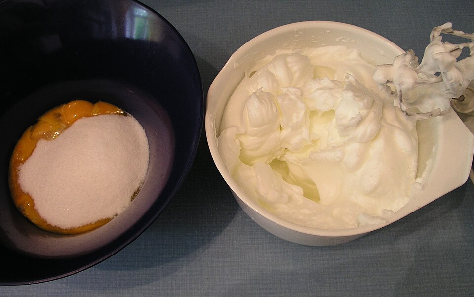 Beaten egg whites, mixer and the egg yolk to be beaten afterwards (piskede æggehvider, elmixer og æggeblommerne, der skal piskes efter hviderne).