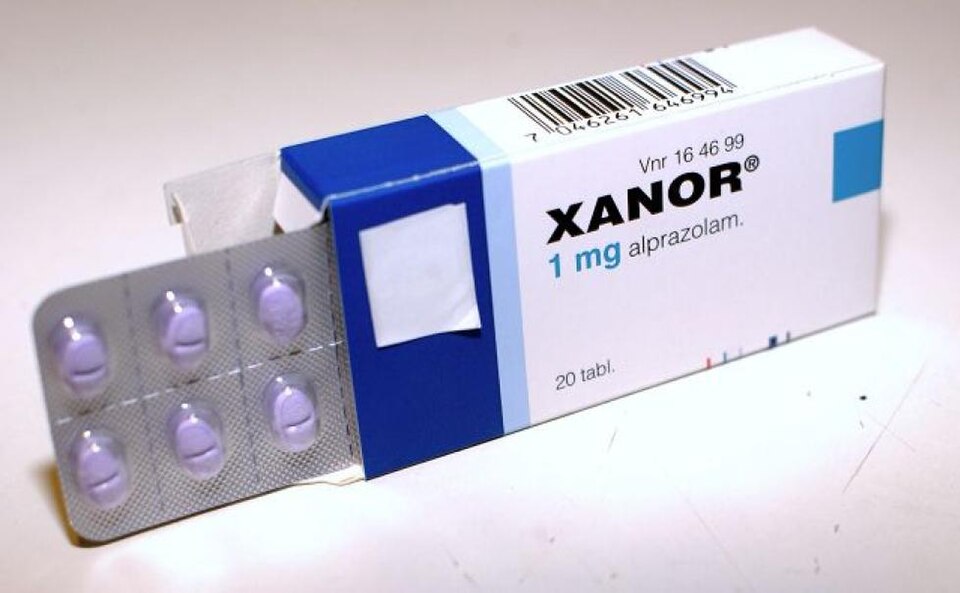 Bildet ovenfor viser en pakke med (Alprazolam) Xanor tabletter.