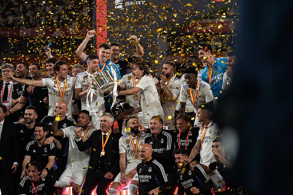 El presidente de la Junta de Andalucía, Juanma Moreno, ha acompañado 
esta noche al Rey Felipe VI en la celebración de la Final de la Copa del 
Rey en el Estadio de La Cartuja de Sevilla que están disputando el Real 
Madrid CF y el CA Osasuna.
Esta final es muestra del compromiso tanto del Gobierno