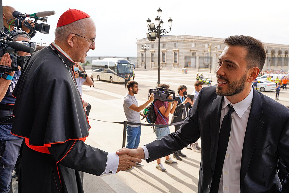 Real Madrid offers the Champions League and the League trophies to the Virgin of Almudena.