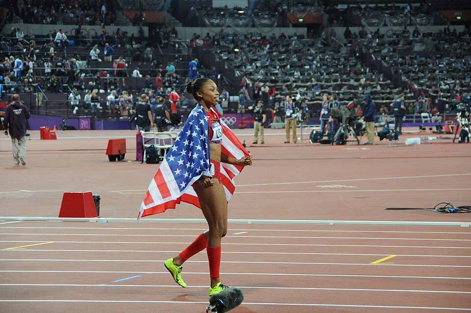 Allyson Felix saluant le public après le succès du relais 4x400 américain aux JO de Londres 2012