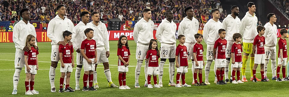 El presidente de la Junta de Andalucía, Juanma Moreno, ha acompañado a Su Majestad el Rey Felipe VI en la final de la Copa del Rey de Fútbol disputada entre el F.C Barcelona y el Real Madrid C.F en el Estadio La Cartuja de Sevilla.
Éste es el sexto año consecutivo que La Cartuja acoge la Final de la
