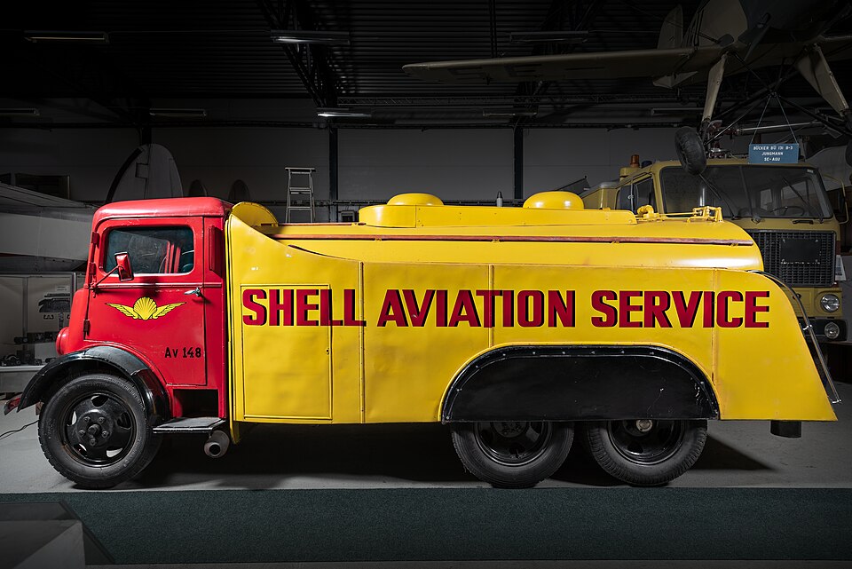 The Fordson Sussex tanker was manufactured in 1936 in Great Britain. Purchased for Bromma Airport inauguration 1936-05-24. The tank capacity was considered sufficient for the commercial aircraft of that time. However, this had changed 11 years later, and it was replaced by other, larger vehicles. Li
