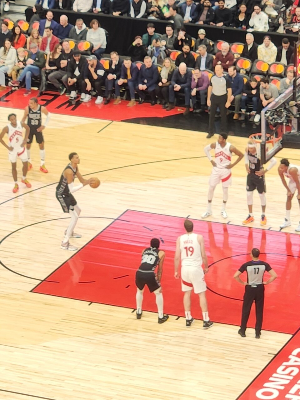 Victor Wembanyama pendant le match de NBA Toronto Raptors – San Antonio Spurs en février 2024