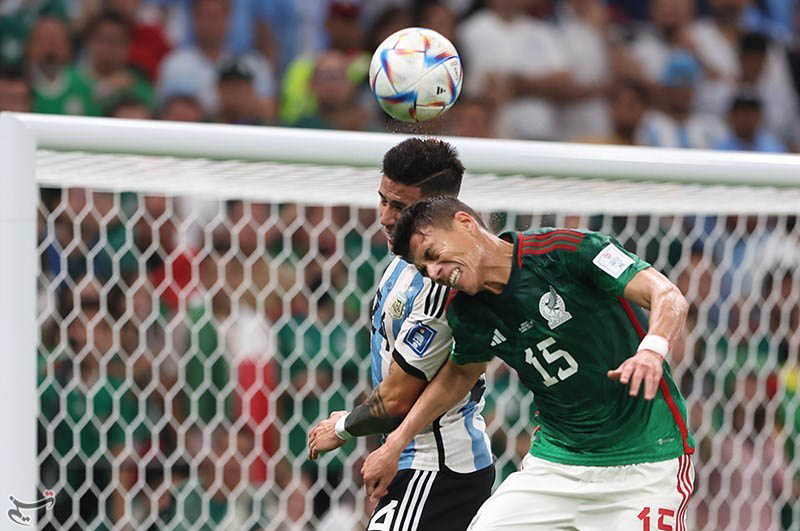 2022-11-26: Enzo Fernández (light blue shirt, ARG) and Héctor Moreno (green shirt, MEX) at the 2022 FIFA World Cup Match 24, Argentina v Mexico)