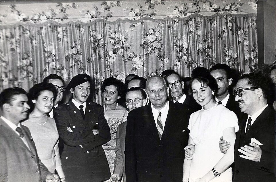 En Cuba, Agosto de 1959. El militar es el actual Presidente de Cuba Raúl Castro, también atrás de Cipriano Pontigo (primero de la izquierda) está el senador Salvador Allende y Hortensia Bussi.
Agradecimientos: Cipriano Agustín Pontigo Urrutia / Carlos Pontigo Varela