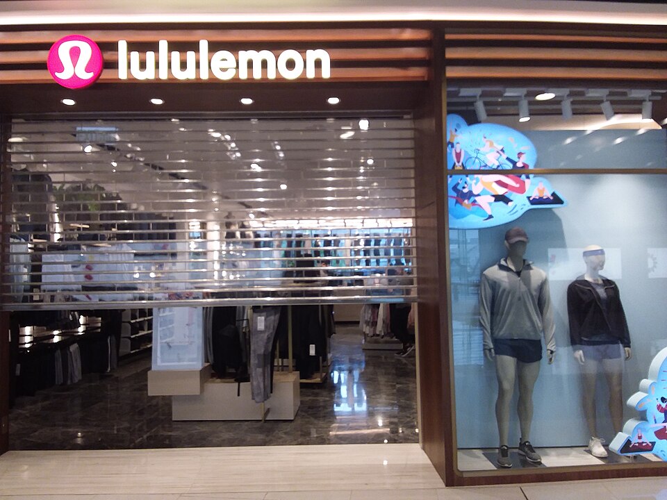HK 中環 Central zh:國際金融中心商場 IFC Mall shop Lululemon clothing in January 2020