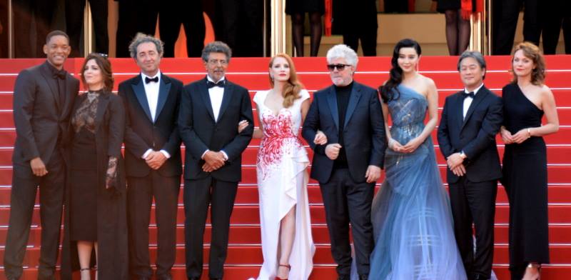 Le jury des long-métrages au festival de Cannes 2017 : Pedro Almodóvar, Fan Bingbing, Jessica Chastain, Will Smith, Agnès Jaoui, Paolo Sorrentino, Park Chan-wook, Maren Ade et Gabriel Yared