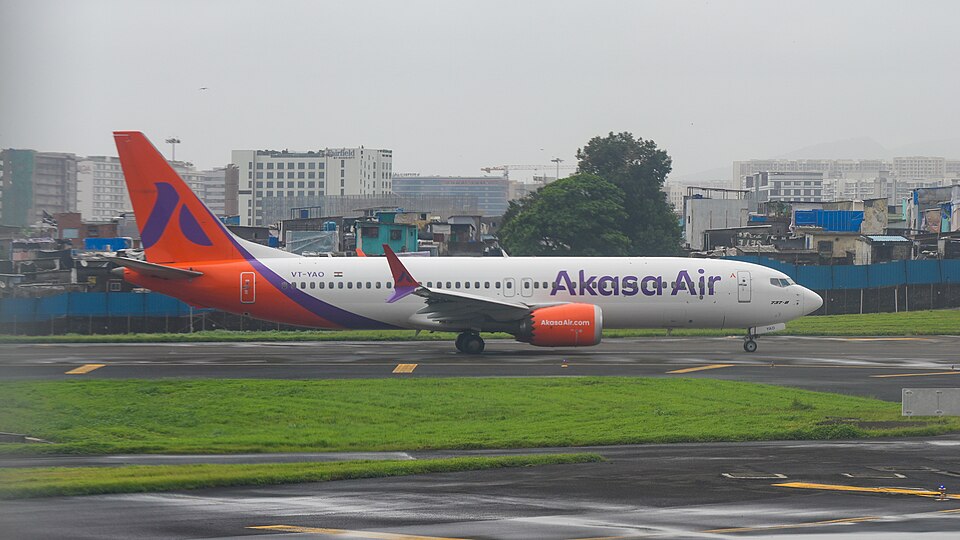 Akasa Air Boeing 737 (VT-YAO) taxiing to runway, Mumbai Int'l Airport, Maharashtra, India
