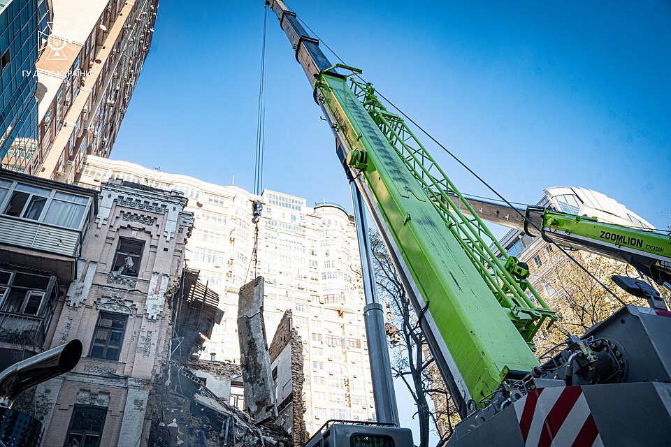 Kyiv after Russian attack with Iranian drones on 17 October 2022. A historical house of late 19th — early 20th century was destroyed, 5 people were killed (articles: 1, 2).