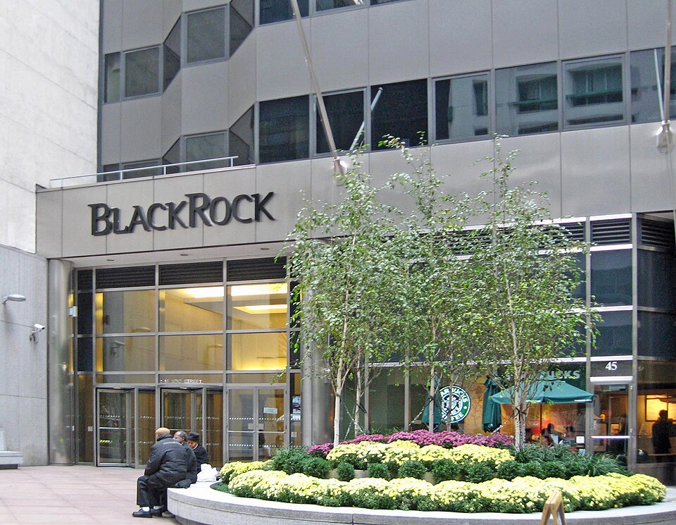Looking north from East 51st Street at HQ entrance of en:BlackRock