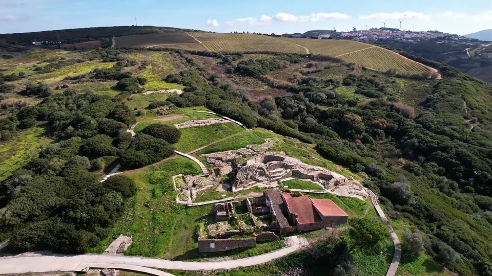 Localizado a cerca de 3 Km a sudoeste de Torres Vedras e identificado pelo investigador torreense Leonel Trindade no ano de 1932, o Castro do Zambujal foi alvo das primeiras escavações em 1944 e 1959. A partir da década de 60, a pesquisa do sítio assumiu uma importância internacional com a implement
