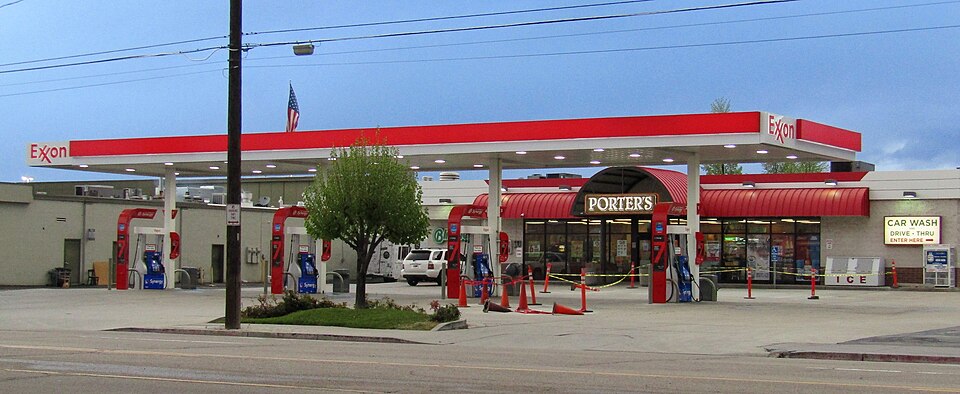 Bernstein Analyst Says Exxon and Chevron Dividends Beat Treasury Bonds on Inflation