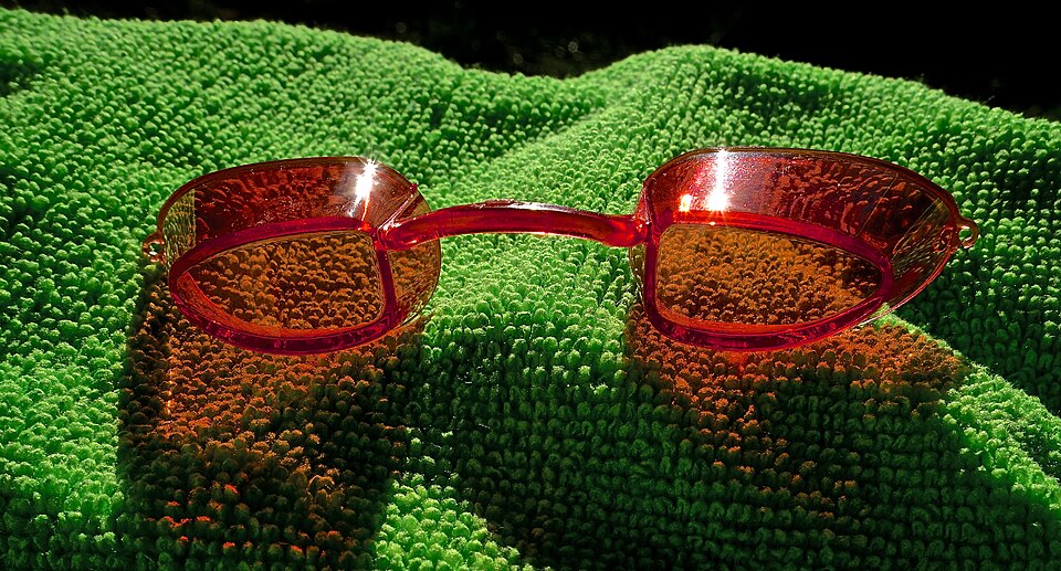 Goggles for indoor tanning
