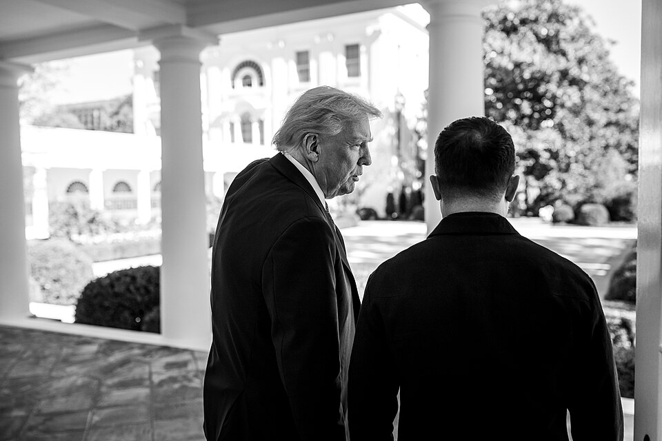 President Donald Trump show Ukrainian President Volodymyr Zelenskyy the newly-renovated Rose Garden, Friday, October 17, 2025. (Official White House Photo by Daniel Torok)
