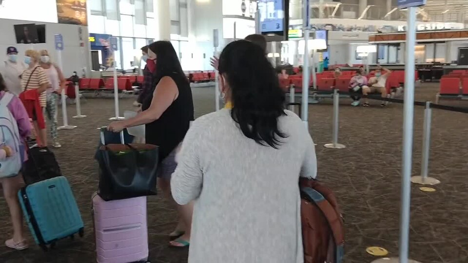 COVID-19 contact tracing at New York City's LaGuardia Airport
