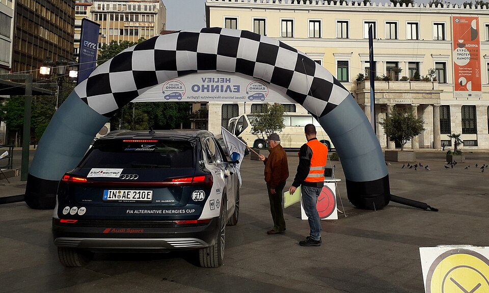 La Audi e-tron di Fuzzy Kofler e Franco Gaioni durante l'Hi-Tech Ecomobility Rally 2019 ad Atene