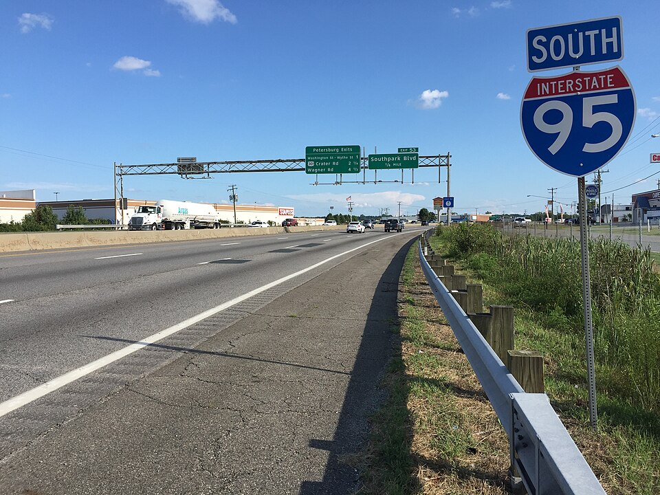 View south along Interstate 95 (Richmond-Petersburg Turnpike) between Exit 54 (Virginia State Route 144/Temple Avenue) and Exit 53 (Southpark Boulevard) in Colonial Heights, Virginia