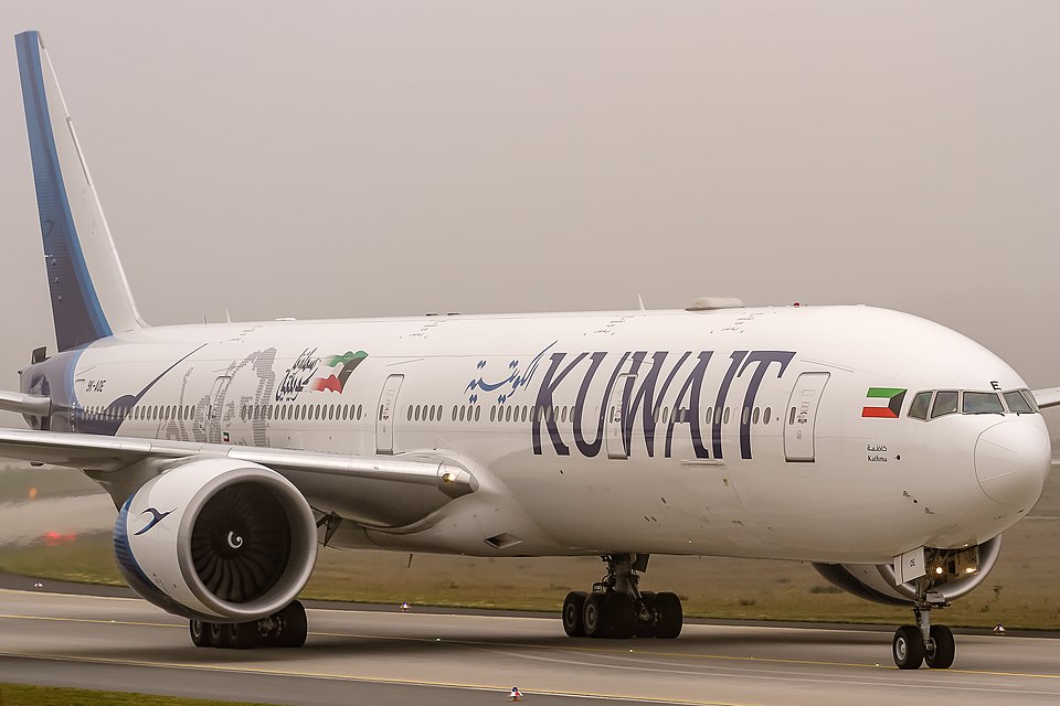 9K-AOE Kuwait Airways Boeing 777-369(ER) coming in from Kuwait (KWI) @ Frankfurt Rhein-Main International (FRA) / 15.10.2017
