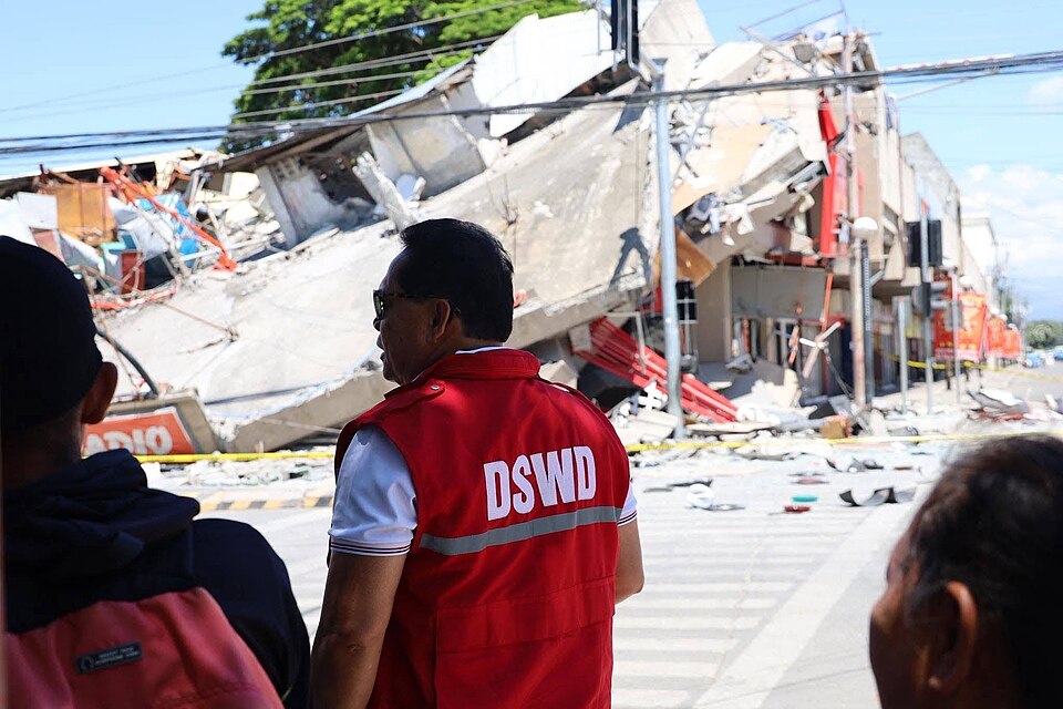 MINDANAO EARTHQUAKE UPDATE: Habang nagpapatuloy ang assessment sa mga lugar na naapektuhan ng lindol kaninang umaga (Hunyo 8 ), nakibahagi ang DSWD Field Office (FO) 12 - SOCCSKSARGEN sa joint monitoring activities sa General Santos City para masuri ang kalagayan ng mga komunidad at mga istrukturang