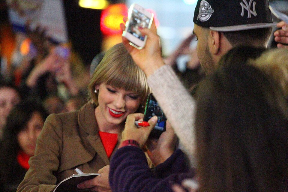 Taylor Swift on Good Morning America for the launching of her Red Album.Feel free to use these photos as long as you credit to either of these sites.paolopv.comflickr.com/paolov/sets
