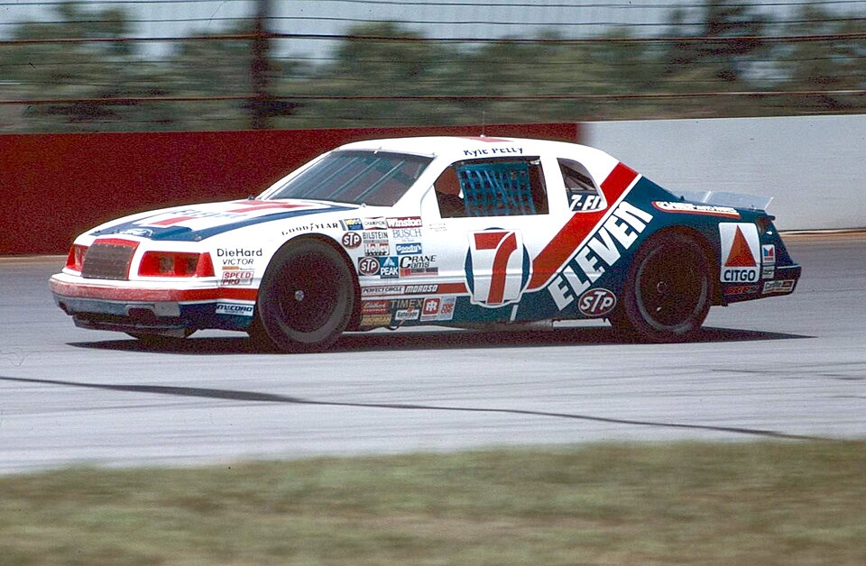 Kyle Petty drives the Wood Brothers' No. 7 7-Eleven Thunderbird in 1985.