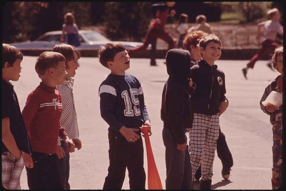 CHILDREN AT RECESS IN THEIR SCHOOLYARD AT CHATTAROY, WEST VIRGINIA, NEAR WILLIAMSON. THE SCHOOL IS OPERATED BY THE... - NARA - 556437
